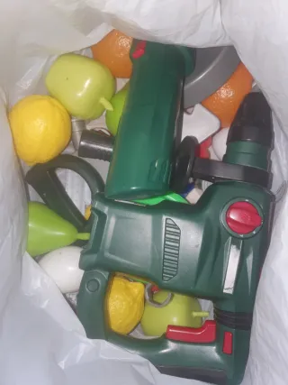 Juguetes varios: herramientas y frutas regalo