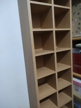 Estantería de madera. Altura 202.