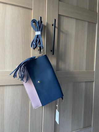 Bolso azul y rosa con flecos