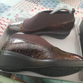 Zapatos marrones efecto piel cocodrilo