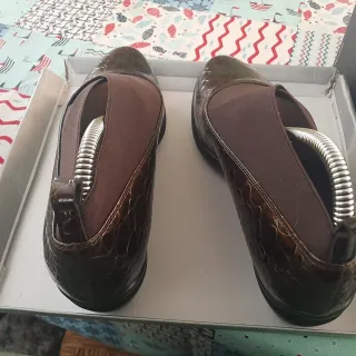 Zapatos marrones efecto piel cocodrilo