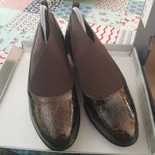 Zapatos marrones efecto piel cocodrilo