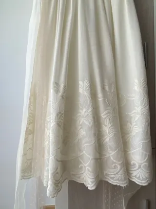 Vestido de comunión blanco con detalles rosas