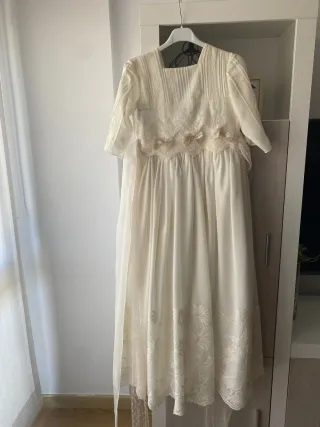 Vestido de comunión blanco con detalles rosas