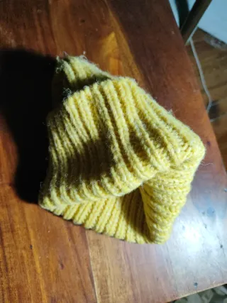Gorro de lana amarillo