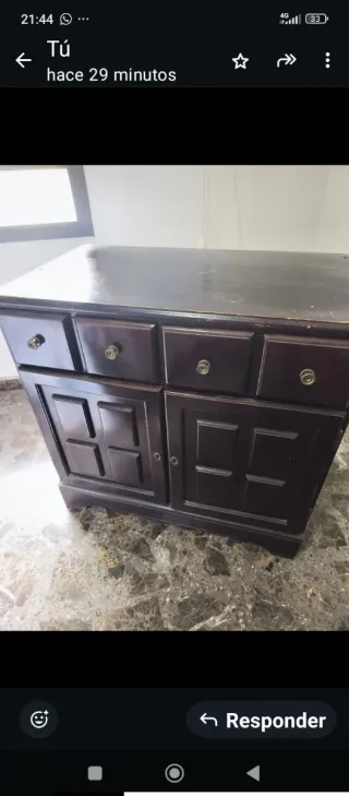 Mueble de madera marrón