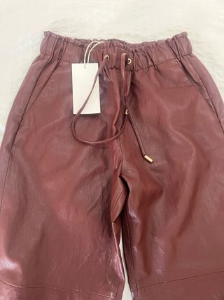 Pantalón efecto piel Zara rojo