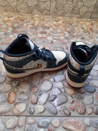 Zapatillas Jordan 1 Mid Talla 34