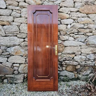 Puerta de madera con manilla dorada