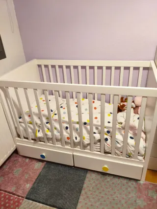 Cuna de bebé blanca con cajones