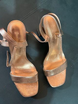 Sandalias Stradivarius doradas tacón