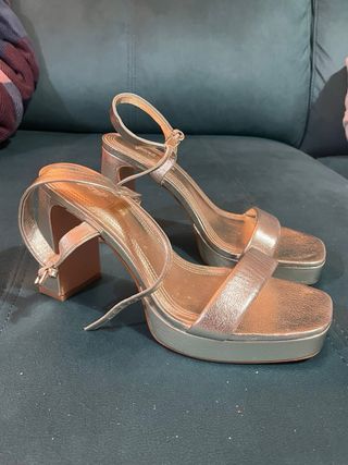 Sandalias Stradivarius doradas tacón