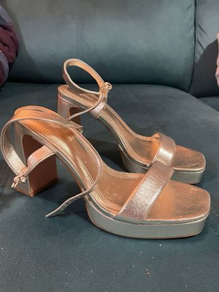 Sandalias Stradivarius doradas tacón