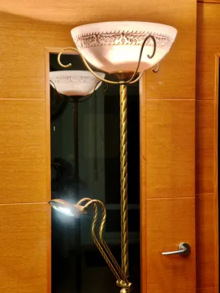 Lámpara de pie de cristal y metal