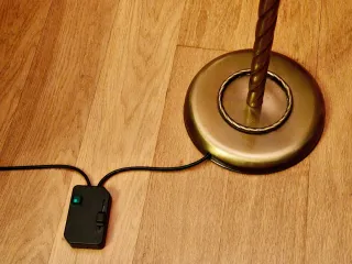 Lámpara de pie de cristal y metal