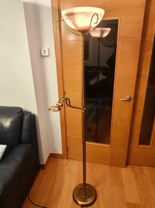 Lámpara de pie de cristal y metal