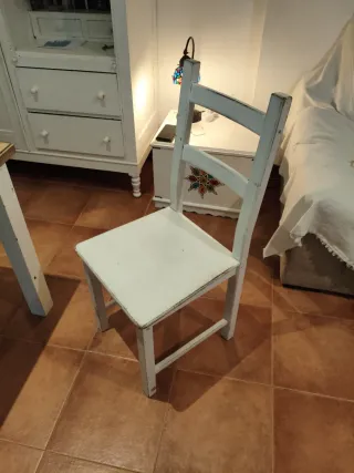 4 Silla de madera blanca