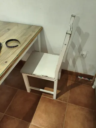 4 Silla de madera blanca