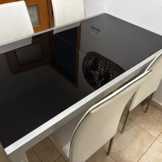 Mesa cristal negro y 4 sillas polipiel
