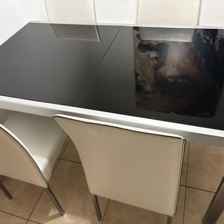 Mesa cristal negro y 4 sillas polipiel