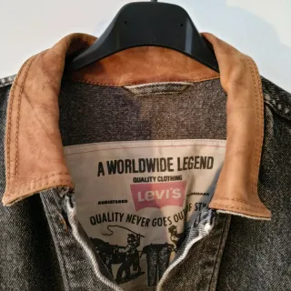 Chaqueta Levi's Negra con cuello cuero Marrón