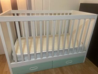 Cuna blanca con cajones y accesorios