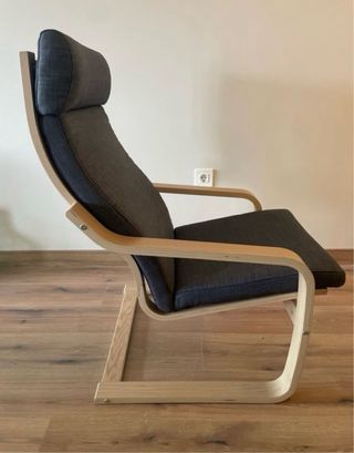Sillón de madera de roble y cojín gris