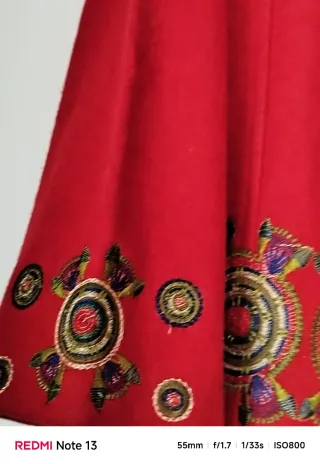 Abrigo rojo lana bordado estilo boho