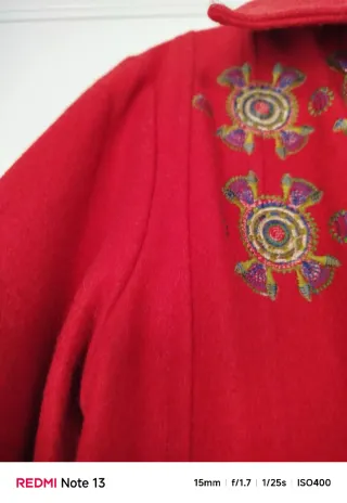 Abrigo rojo lana bordado estilo boho