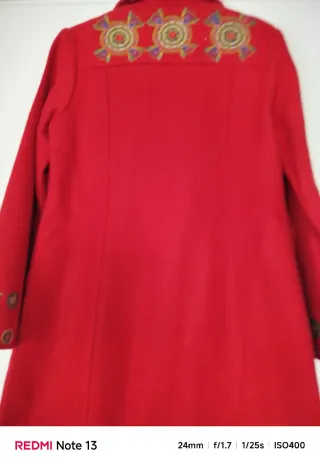 Abrigo rojo lana bordado estilo boho