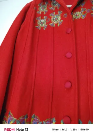 Abrigo rojo lana bordado estilo boho
