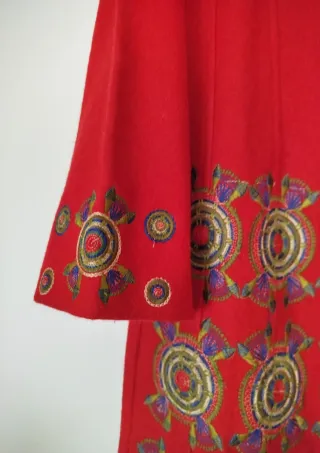 Abrigo rojo lana bordado estilo boho
