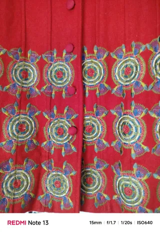 Abrigo rojo lana bordado estilo boho