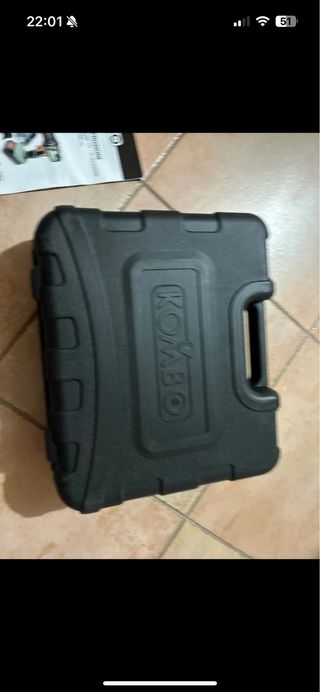 Avvitatore con set punte e caricabatterie