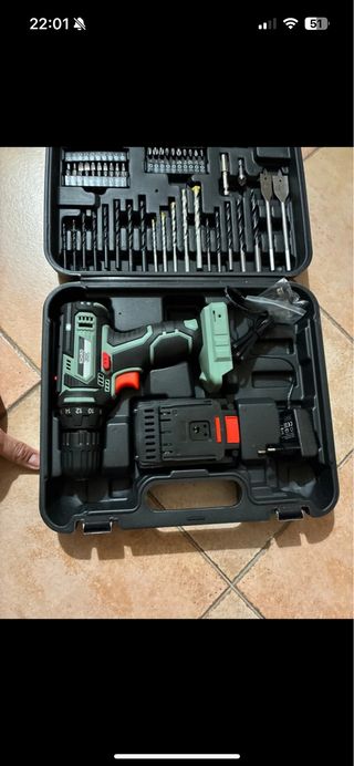 Avvitatore con set punte e caricabatterie