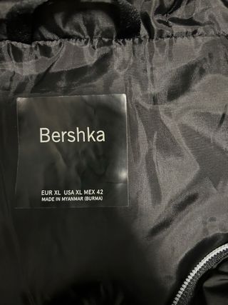 Chaleco acolchado con capucha Bershka negro