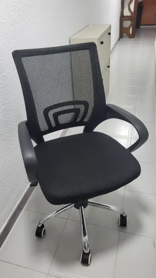 Silla de oficina ergonómica negra