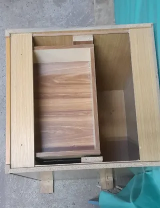 Escritorio con cajones y estanterías de madera.