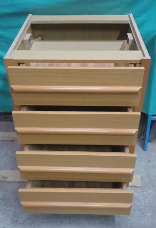 Escritorio con cajones y estanterías de madera.