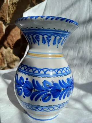 Jarrón de cerámica azul y blanco