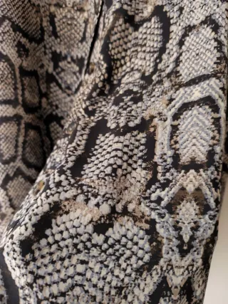 Falda Massimo Dutti estampado serpiente