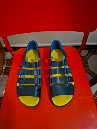 Sandalias Camper Negras y Amarillas