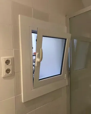 Carpintería de aluminio blanca