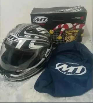 Casco MT con funda y caja