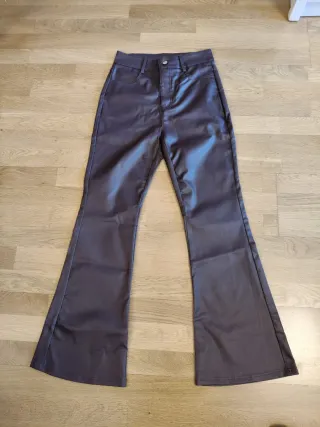 Pantalón vaquero ajustado elástico y acampanado