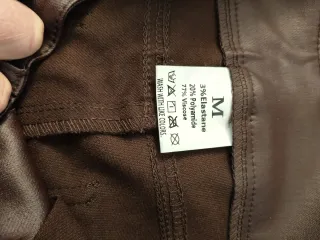 Pantalón vaquero ajustado elástico y acampanado