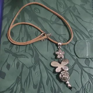 Collana con ciondolo farfalla e fiore