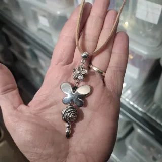 Collana con ciondolo farfalla e fiore
