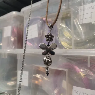 Collana con ciondolo farfalla e fiore