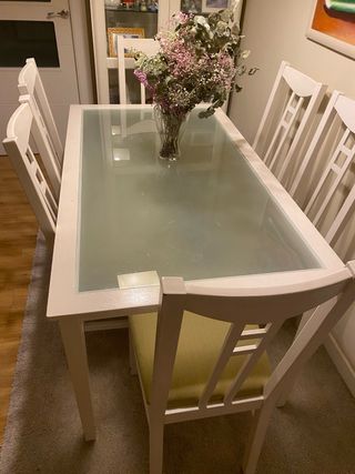 Mesa y 6 sillas lacadas el blanco y tapizadas